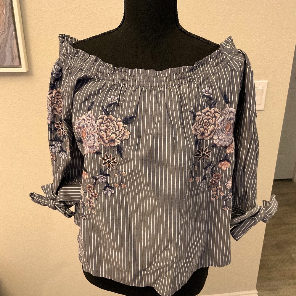 AEO  TOP off the shoulder